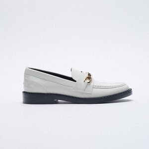 NWT. Zara White Low Heel Chain Loafers with Gold Chain Detail. Size 7,5.
